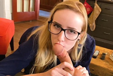 Докторша поняла, что разговоры тут не помогут, и полечила минетом